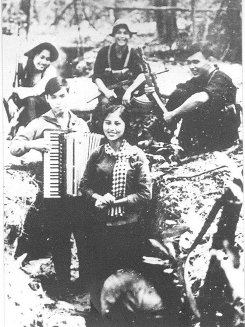 Những đoàn văn công của một thời khói lửa