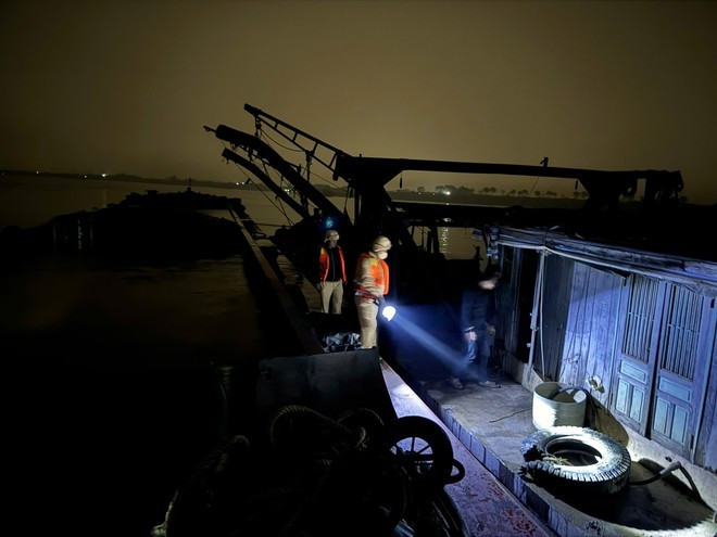 Công tác đấu tranh, xử lý “cát tặc” trên các tuyến sông diễn ra mọi thời điểm Công tác đấu tranh, xử lý “cát tặc” trên các tuyến sông diễn ra mọi thời điểm