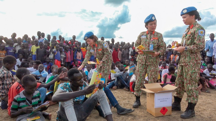 Lực lượng gìn giữ hòa bình Việt Nam trợ giúp các em học sinh tại Nam Sudan
