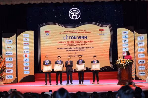 Chủ tịch UBND TP Hà Nội Trần Sỹ Thanh trao Huân chương Lao động hạng Ba và Bằng khen cho các tập thể