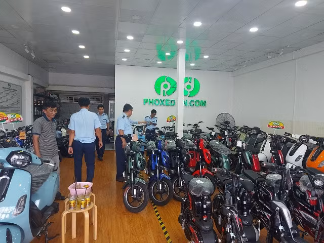 Lực lượng QLTT kiểm tra 1 địa điểm kinh doanh thuộc hệ thống phoxedien.com