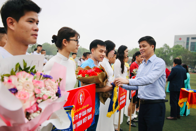 Phó Chủ tịch Tổng Liên đoàn Lao động Việt Nam Ngọ Duy Hiểu cùng các đại biểu tặng hoa, cờ lưu niệm, động viên các đội bóng Phó Chủ tịch Tổng Liên đoàn Lao động Việt Nam Ngọ Duy Hiểu cùng các đại biểu tặng hoa, cờ lưu niệm, động viên các đội bóng