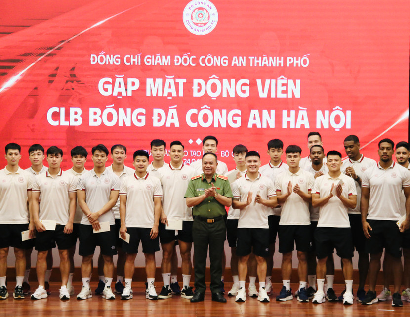 Thiếu tướng Nguyễn Thanh Tùng - Giám đốc CATP Hà Nội biểu dương và tặng quà các thành viên CLB Công an Hà Nội