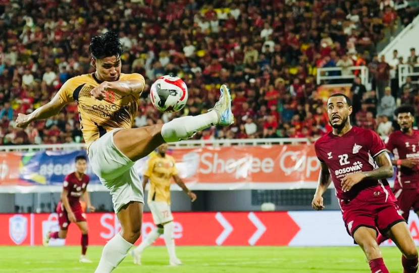 CLB Công an Hà Nội (trái) quyết tâm đánh bại PSM Makassar tại Hàng Đẫy để ngược dòng vào chung kết Cúp C1 Đông Nam Á