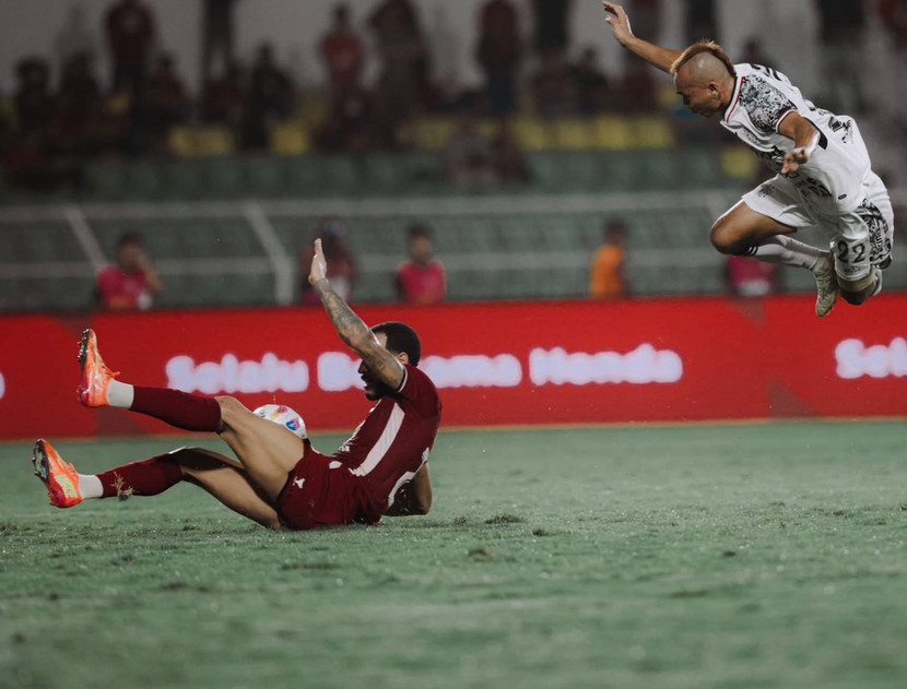 PSM Makassar (áo đỏ) thua đau ở giải quốc nội, trước chuyến làm khách trên sân CLB Công an Hà Nội ngày 30-4 tới