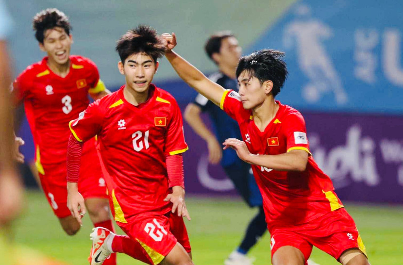 Gia Bảo (phải) cùng đồng đội ăn mừng bàn ấn định tỉ số 1-1