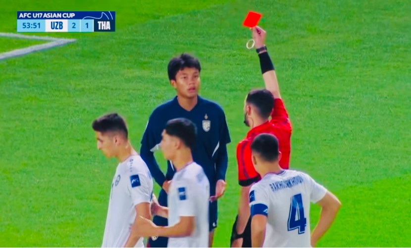 Phurinat Poolkamlang nhận thẻ đỏ, khiến Thái Lan phải chơi thiếu người từ phút 54 Phurinat Poolkamlang nhận thẻ đỏ, khiến Thái Lan phải chơi thiếu người từ phút 54