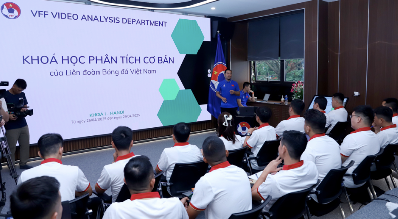 Bóng đá Việt Nam lần đầu có khóa học phân tích