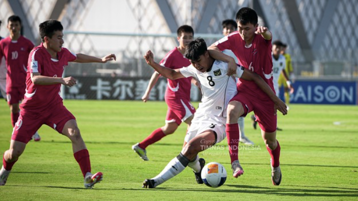 CHDCND Triều Tiên (áo đỏ) "đè bẹp" Indonesia 6-0 tại tứ kết U17 châu Á 2025 CHDCND Triều Tiên (áo đỏ) "đè bẹp" Indonesia 6-0 tại tứ kết U17 châu Á 2025