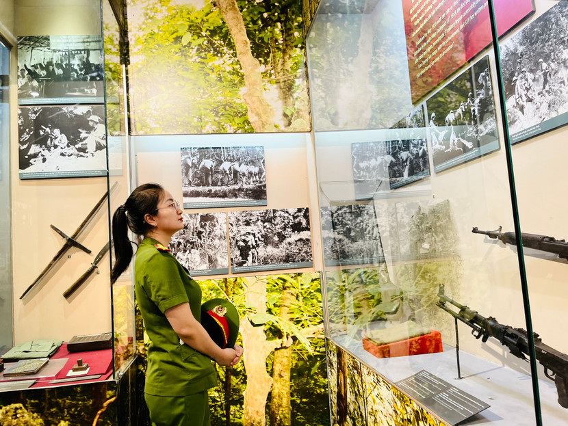 Tham quan Bảo tàng đường Hồ Chí Minh và nghe những câu chuyện xúc động, tự hào về sự hy sinh cao cả của các thế hệ cha anh