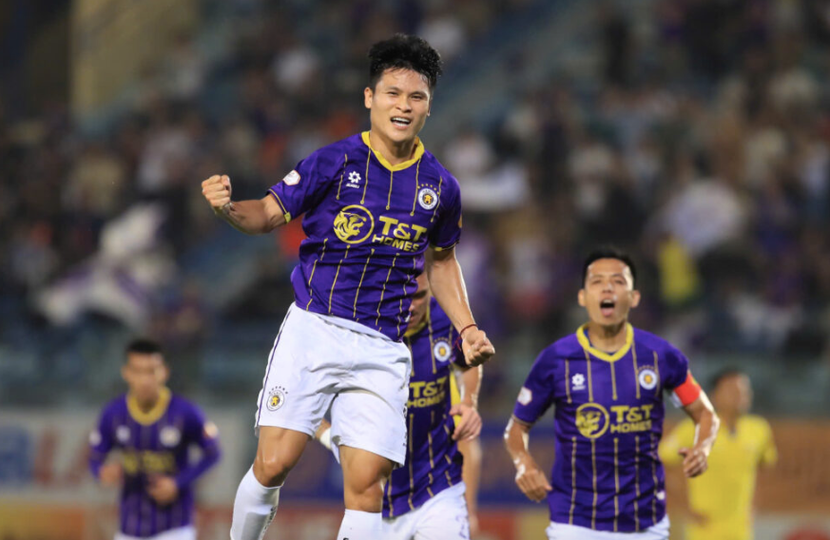 Với khoảng cách chỉ 2 điểm, Hà Nội FC đang bám đuổi sít sao Nam Định trong cuộc đua vô địch V-League 2024/25 Với khoảng cách chỉ 2 điểm, Hà Nội FC đang bám đuổi sít sao Nam Định trong cuộc đua vô địch V-League 2024/25