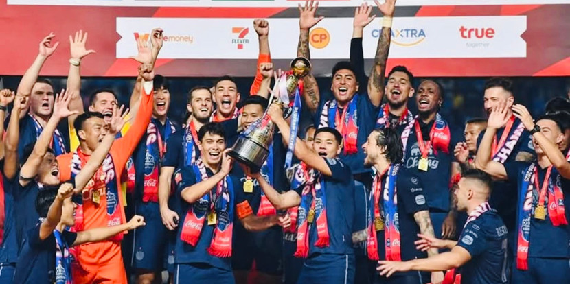 CLB Buriram United nâng cao cúp vô địch quốc gia Thái Lan 20242/25 trong tối 30-4