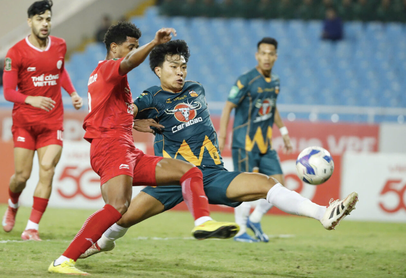 Mặt sân Mỹ Đình xấu tiềm ẩn rủi ro chấn thương, gây lo ngại cho các đội bóng khi phải thi đấu tại đây