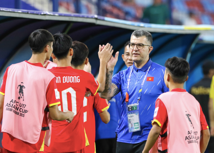 HLV Roland tự hào với tinh thần Việt Nam được học trò thể hiện ở trận hòa Australia HLV Roland tự hào với tinh thần Việt Nam được học trò thể hiện ở trận hòa Australia