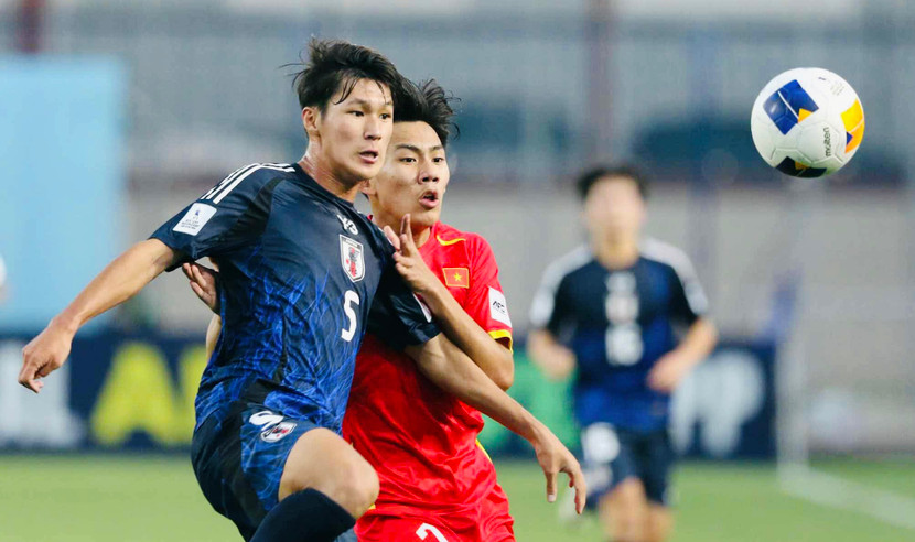 U17 Việt Nam (áo đỏ) chấp nhận chơi thấp trong hiệp 1, thời điểm Nhật Bản kiểm soát thế trận