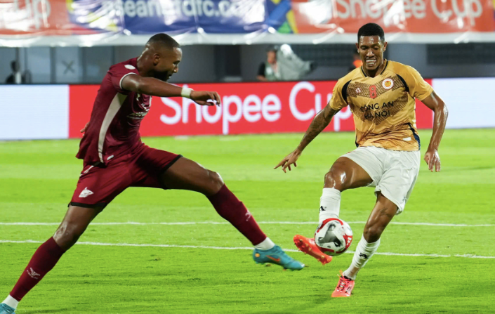 PSM Makassar (trái) gặp nhiều bất lợi ở trận bán kết lượt về Cúp C1 Đông Nam Á gặp CLB Công an Hà Nội trên sân Hàng Đẫy ngày 30-4