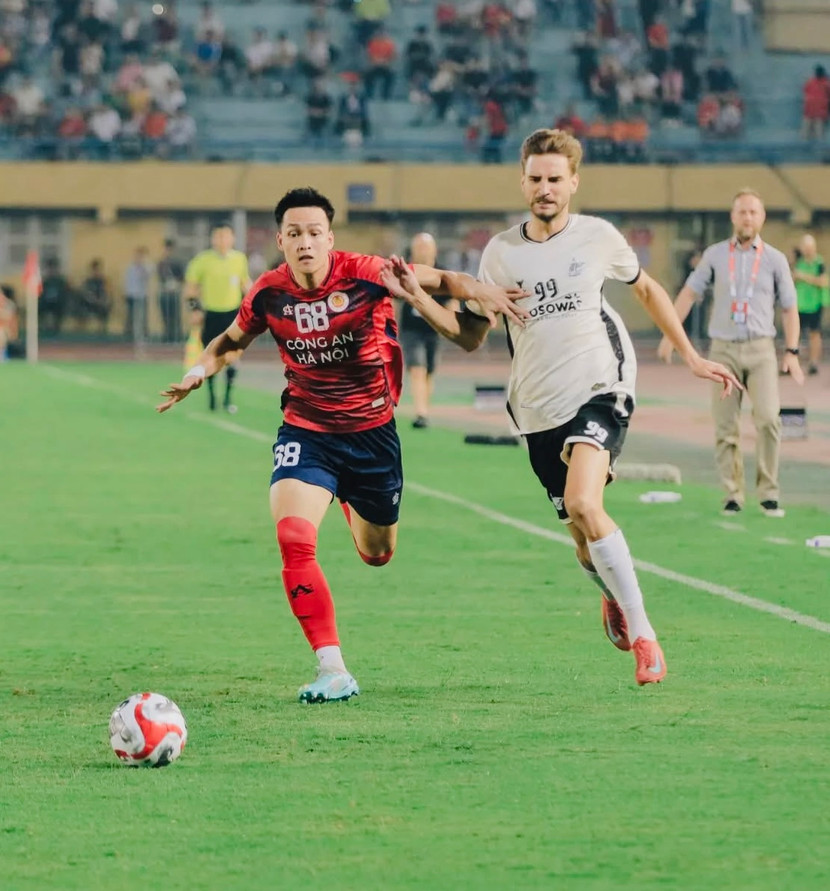 Việt Anh (trái) cùng đồng đội chơi tốt Việt Anh (trái) cùng đồng đội chơi tốt