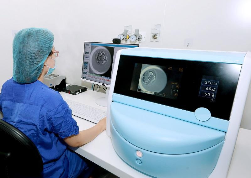 Chuyên viên phôi học thao tác trên hệ thống nuôi cấy và theo dõi phôi tự động Timelapse