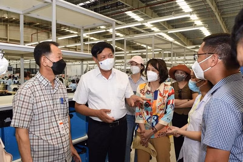 Thứ trưởng Bộ Y tế Đỗ Xuân Tuyên kiểm tra phòng, chống dịch COVID - 19 tại một nhà máy ở Hà Tĩnh