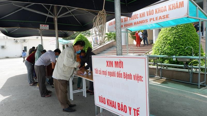 Người dân khai báo y tế khi đến khám tại bệnh viện Thanh Nhàn Người dân khai báo y tế khi đến khám tại bệnh viện Thanh Nhàn