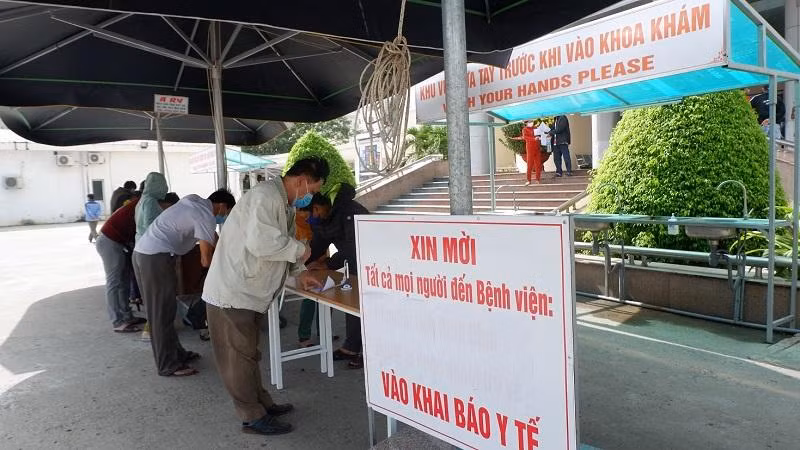 Người dân khai báo y tế khi đến khám tại bệnh viện Thanh Nhàn