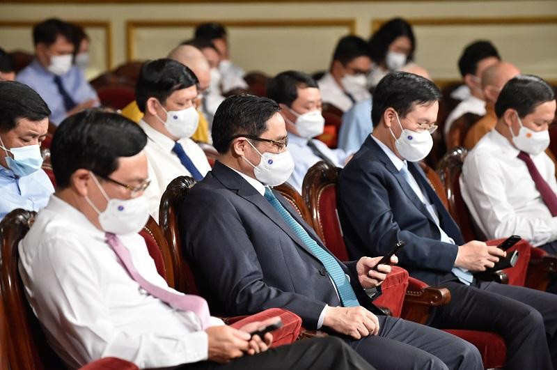 Thủ tướng Phạm Minh Chính và các đại biểu dự buổi lễ nhắn tin ủng hộ Quỹ vaccine Covid-19 Thủ tướng Phạm Minh Chính và các đại biểu dự buổi lễ nhắn tin ủng hộ Quỹ vaccine Covid-19