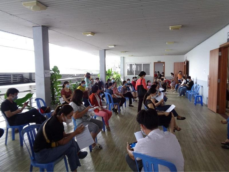 Người lao động tại một công ty ở TP HCM chờ đến lượt tiêm vaccine Covid-19