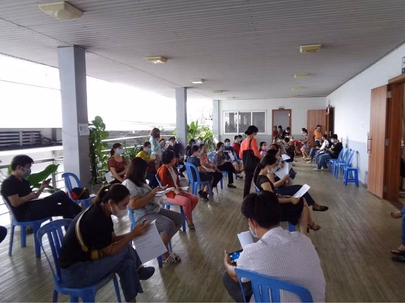 Người lao động tại một công ty ở TP HCM chờ đến lượt tiêm vaccine Covid-19