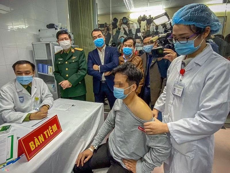 Tiêm thử nghiệm vacine Nanocovax tại Học viện Quân y