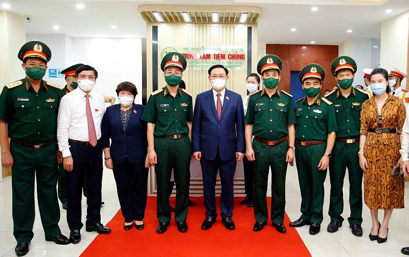 Chủ tịch Quốc hội Vương Đình Huệ thăm và làm việc với Học viện Quân y chiều 10-5