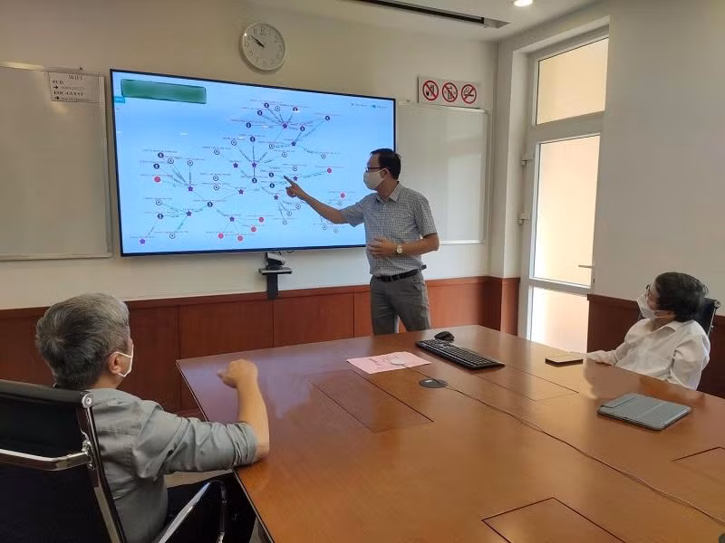Thứ trưởng Bộ Y tế Nguyễn Trường Sơn nghe báo cáo nhanh về các chuỗi lây nhiễm COVID-19 tại các tỉnh khu vực phía Nam.