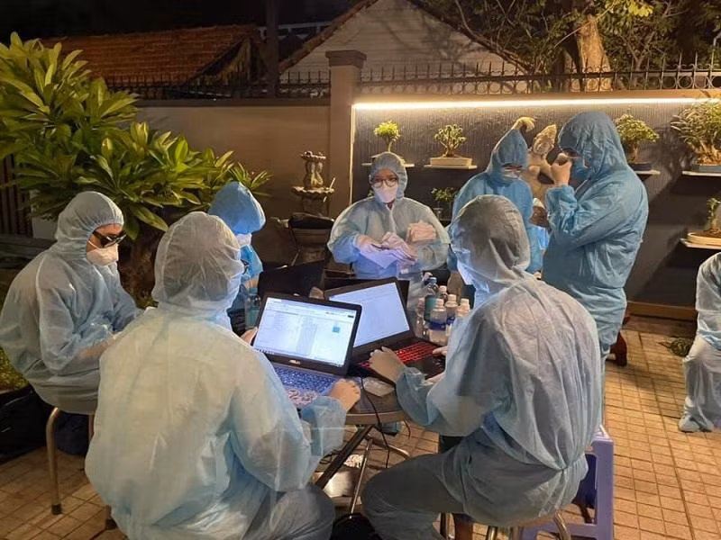 Một tổ phục vụ công tác lấy mẫu xét nghiệm Covid-19 tại TP HCM