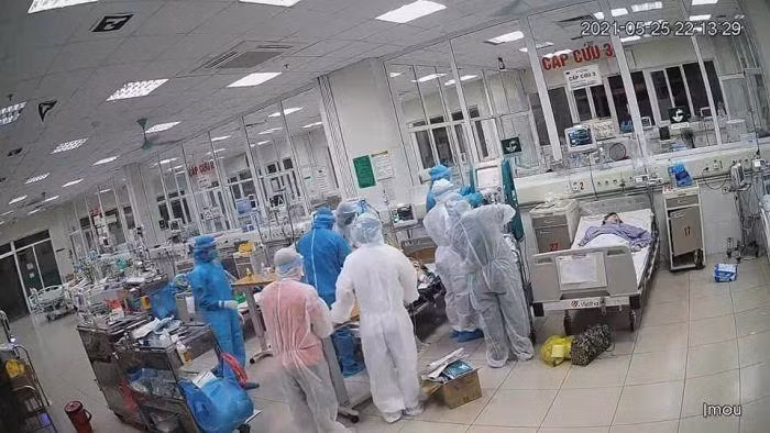 Các y bác sĩ BV Bệnh Nhiệt đới Trung ương điều trị Covid-19 nặng