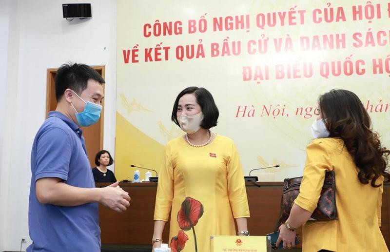 Bà Nguyễn Thị Thanh trao đổi với báo chí bên lề buổi họp báo chiều 10-6