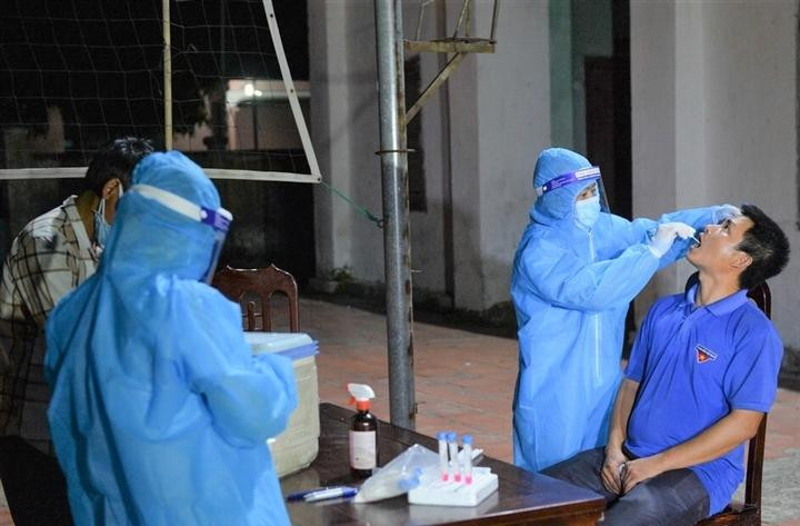 Lực lượng chức năng lấy mẫu xét nghiệm COVID-19 ở huyện Diễn Châu, Nghệ An
