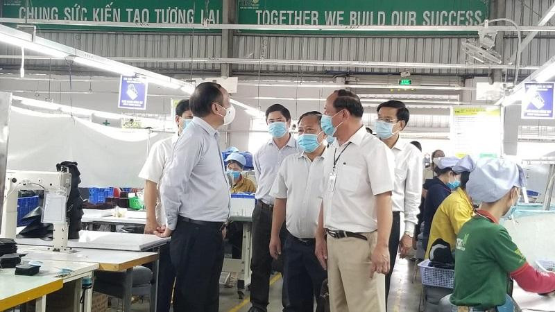 Kiểm tra Covid-19 tại một nhà máy ở Kiên Giang