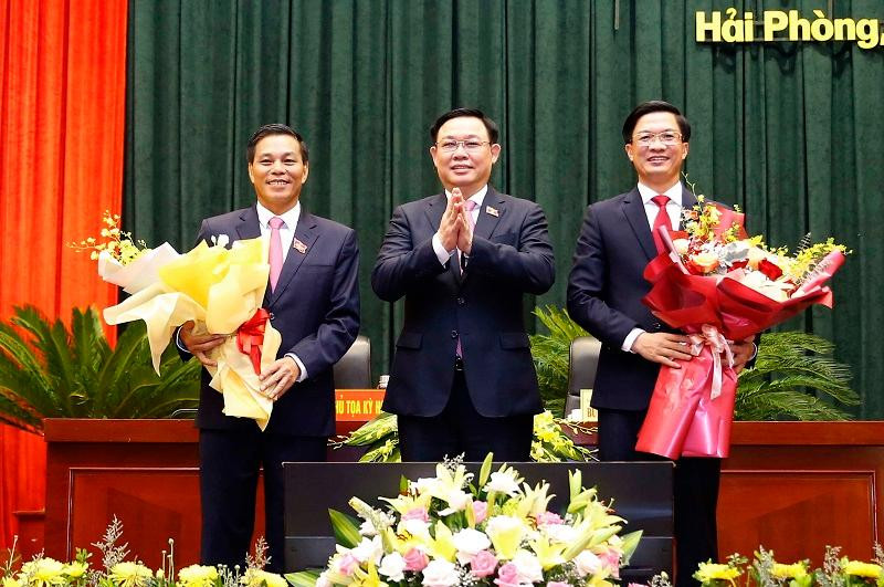 Chủ tịch Quốc hội Vương Đình Huệ chúc mừng hai đồng chí lãnh đạo TP Hải Phòng được bầu tại kỳ họp Chủ tịch Quốc hội Vương Đình Huệ chúc mừng hai đồng chí lãnh đạo TP Hải Phòng được bầu tại kỳ họp