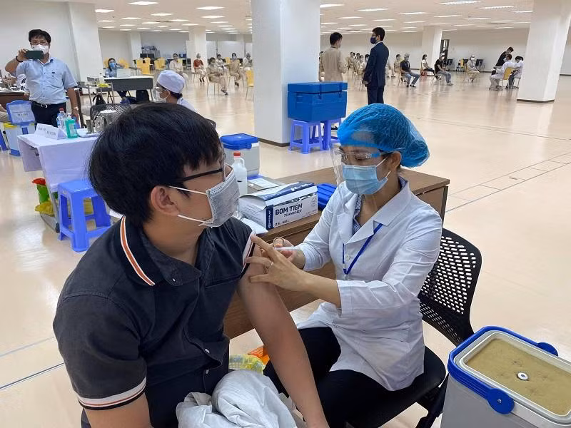 Tiêm vaccine Covid-19 cho người lao động tại một công ty