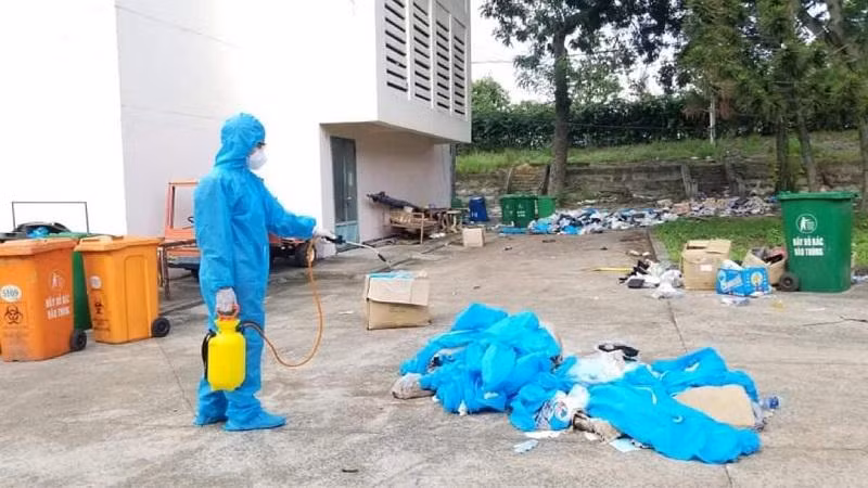 Khử trùng trang thiết bị bảo hộ trong khu vực cách ly, điều trị bệnh nhân Covid-19 Khử trùng trang thiết bị bảo hộ trong khu vực cách ly, điều trị bệnh nhân Covid-19