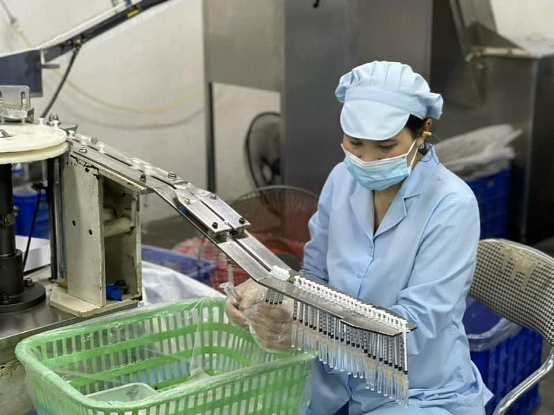 Sản xuất bơm kim tiêm phục vụ cho chương trình phòng chống dịch Covid-19 Sản xuất bơm kim tiêm phục vụ cho chương trình phòng chống dịch Covid-19