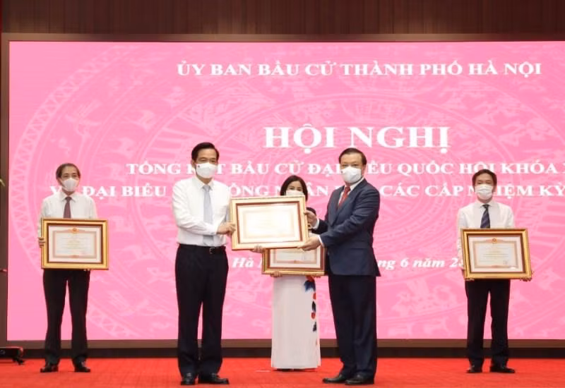 Bí thư Thành ủy Đinh Tiến Dũng trao Bằng khen của Chính phủ cho các đơn vị xuất sắc trong công tác bầu cử