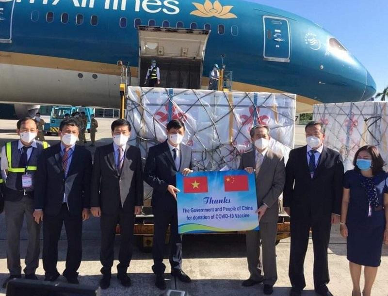 Ngài Hùng Ba, Đại sứ đặc mệnh toàn quyền nước CHND Trung Hoa trao lô hàng giúp đỡ Việt Nam phòng chống dịch.