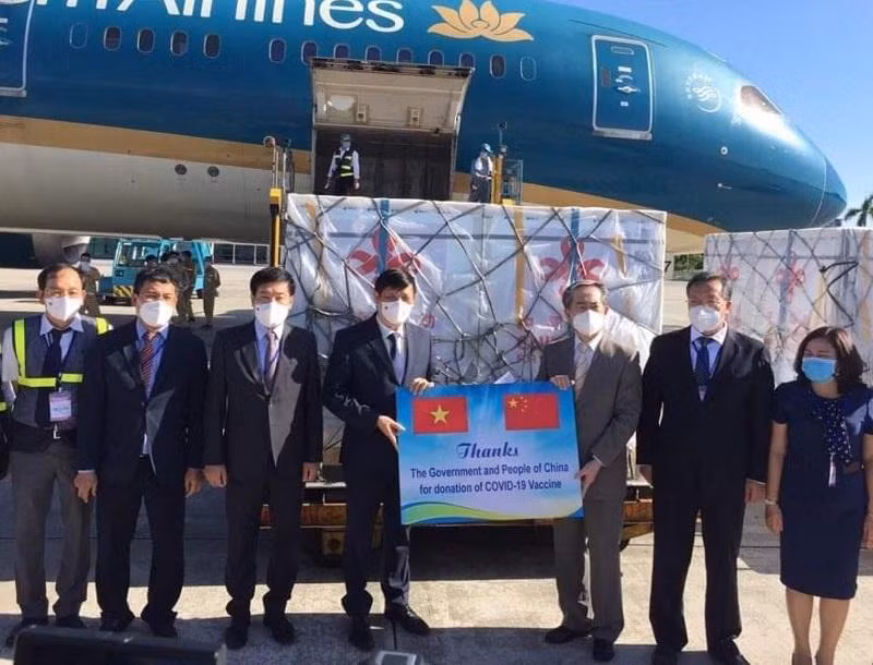 Ngài Hùng Ba, Đại sứ đặc mệnh toàn quyền nước CHND Trung Hoa trao lô hàng giúp đỡ Việt Nam phòng chống dịch.