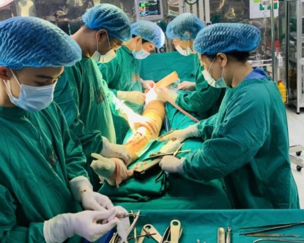 Ca mổ ghép xương và chỉnh trục xương cho bệnh nhân N.Q.V
