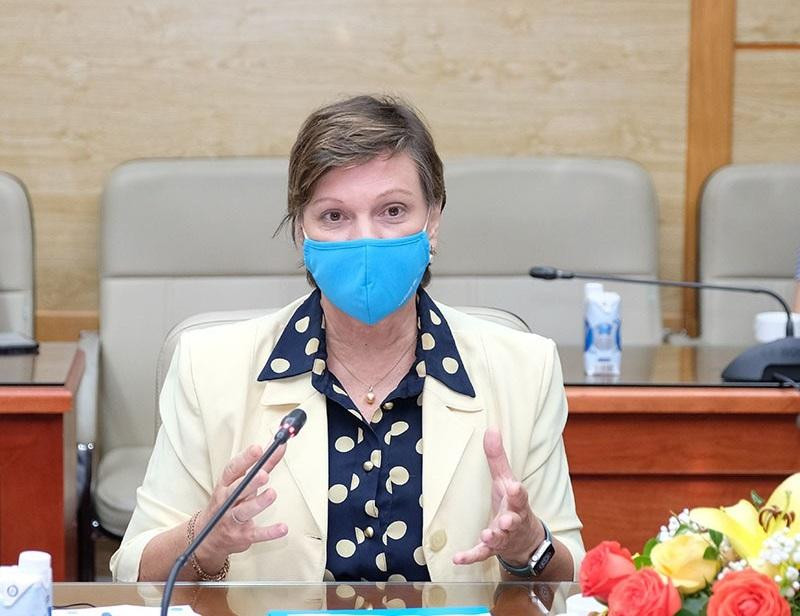 Bà Rana Flowers phát biểu tại buổi làm việc