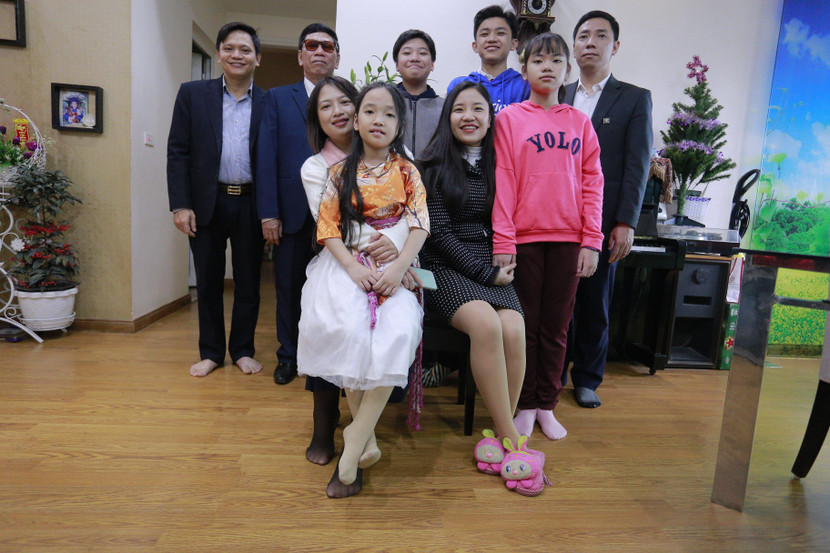 Gia đình ông Nguyễn Đức Hiền vẫn giữ nguyên phong tục đón Tết cổ truyền để các thành viên gần gũi và có trách nhiệm với nhau hơn Gia đình ông Nguyễn Đức Hiền vẫn giữ nguyên phong tục đón Tết cổ truyền để các thành viên gần gũi và có trách nhiệm với nhau hơn