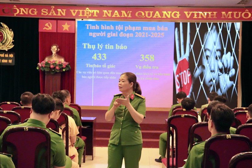 Thượng tá Phạm Mai Hiên - Phó trưởng Phòng 5, Cục Cảnh sát hình sự, Bộ Công an phổ biến, quán triệt những nội dung cơ bản và biện pháp thi hành Luật Phòng, chống mua bán người