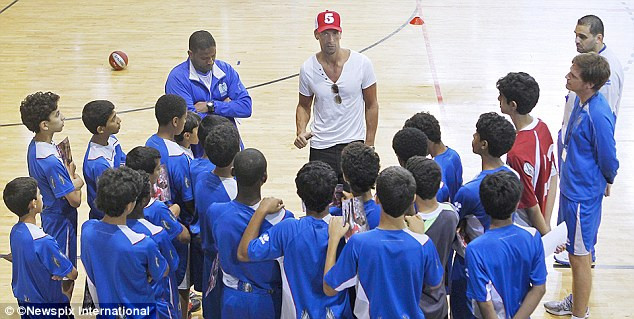 Mặc đồng đội tập luyện, Rio Ferdinand đi nghỉ ngơi ảnh 2