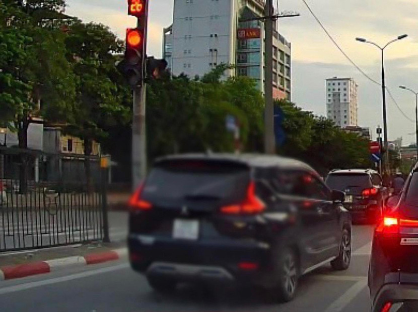 Chiếc xe ô tô vượt đèn đỏ bị quay clip phản ánh