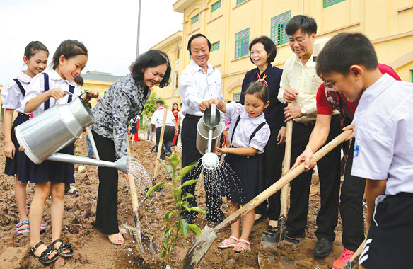 Hoạt động trồng cây xanh sẽ giúp hình thành ý thức yêu thiên nhiên và bảo vệ môi trường, đặc biệt là với trẻ em, thế hệ tương lai của đất nước Hoạt động trồng cây xanh sẽ giúp hình thành ý thức yêu thiên nhiên và bảo vệ môi trường, đặc biệt là với trẻ em, thế hệ tương lai của đất nước